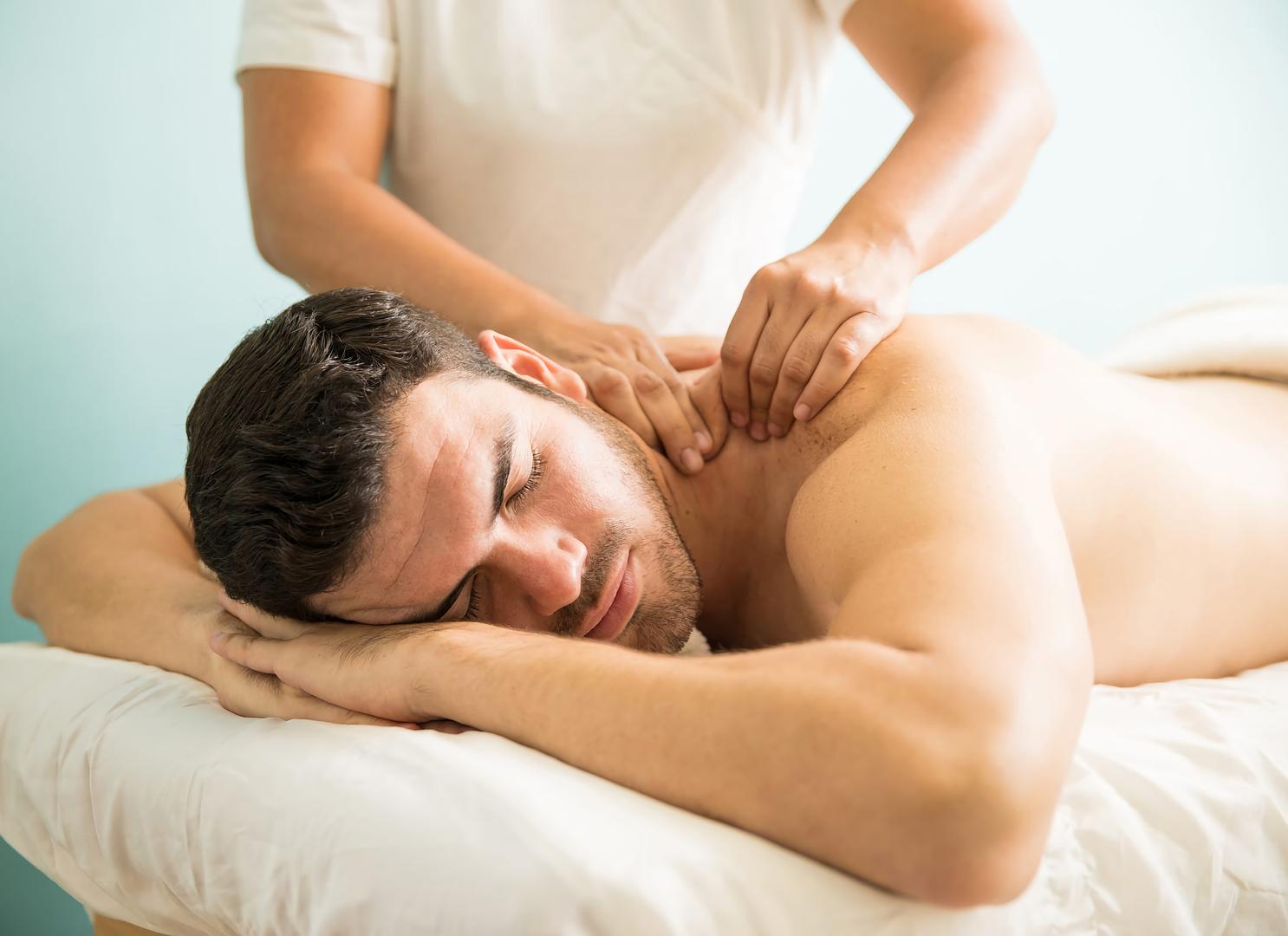 joven-latino-muy-relajado-recibiendo-masaje-tejido-profundo-espalda-clinica-bienestar-spa-2048x1365.jpg